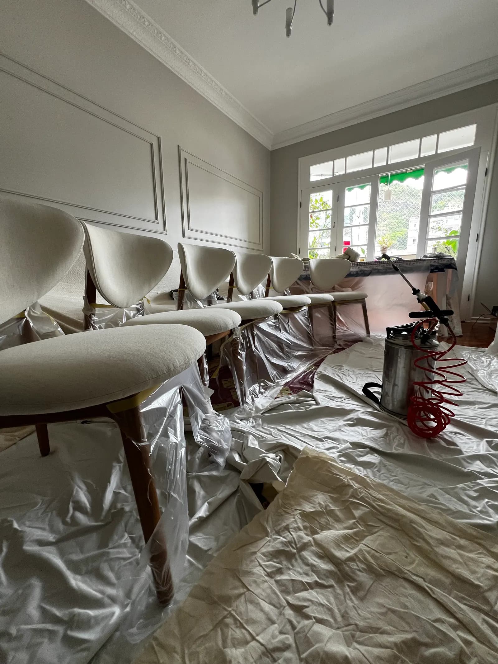 Cadeiras de jantar estofadas, em uma residência atendida pela Aurum Clean